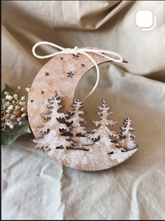 Lua decorativa de Natal com árvores e estrelas